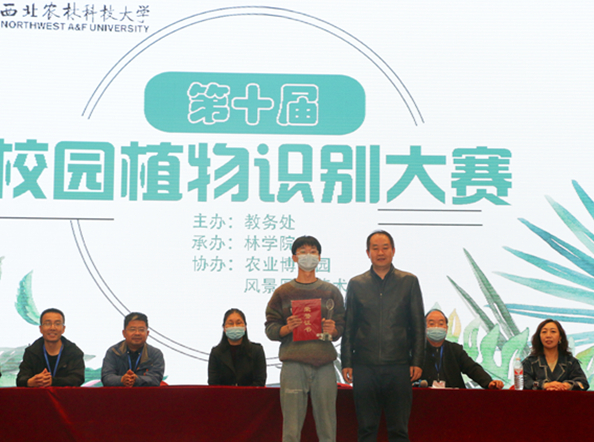 大赛一等奖黄玉林与威尼斯9499登录入口贾小明副院长合影_副本_副本_副本.jpg
